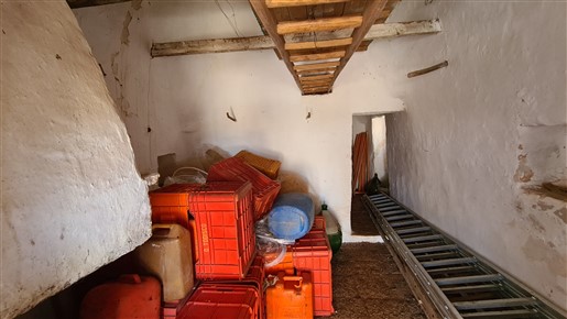 Antico Trullo In Posizione Collinare e Panoramica, Con Antico e Grande Forno.